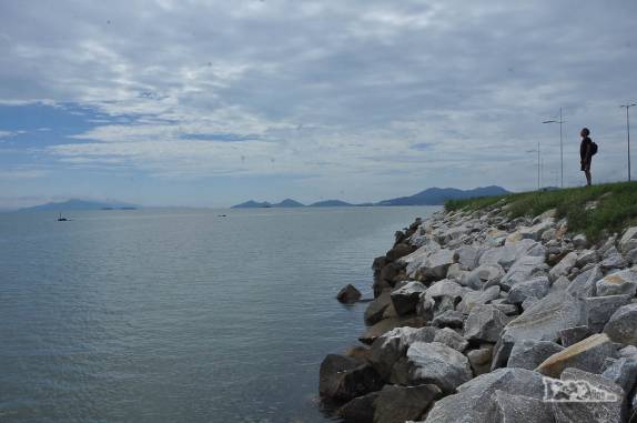 Observando o estreito de mar que separa a ilha do continente, em Florianópolis, Santa Catarina